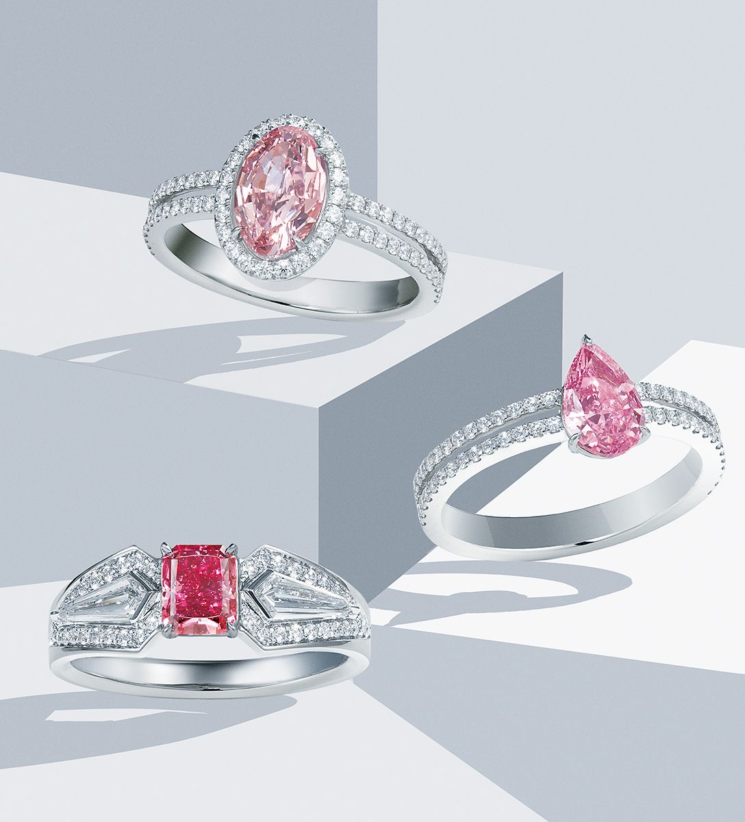 リング手前・アーガイル鉱山産であり、テンダー(入札会)で非常に高い値のついたピンクダイヤモンド(0.62ct)をセンターストーンに。