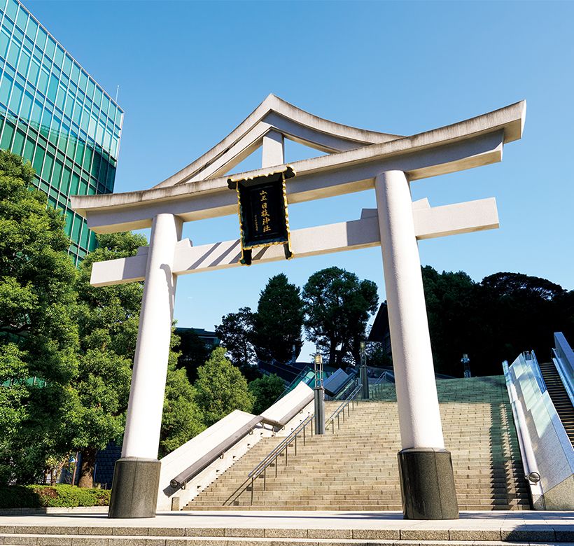 山王鳥居のある西参道に設置されたエスカレーターが 、街路と境内をつなぐ。