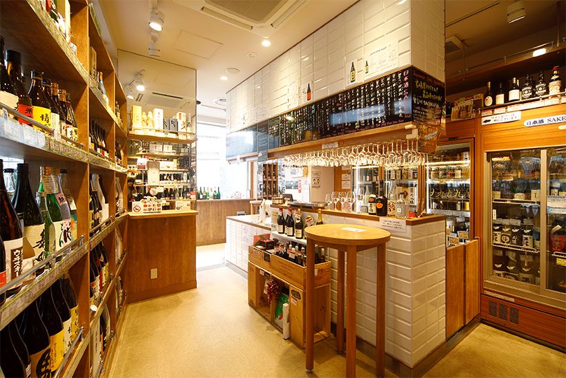 店内には角打ちスペースもあり、その時々で希少な銘柄を楽しむこともできます。写真提供／横浜君嶋屋 銀座店