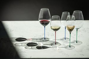 ツヴィーゼルの人気シリーズから新作「エノテカ・カラーズ」が登場。食卓を彩るカラーワイングラス