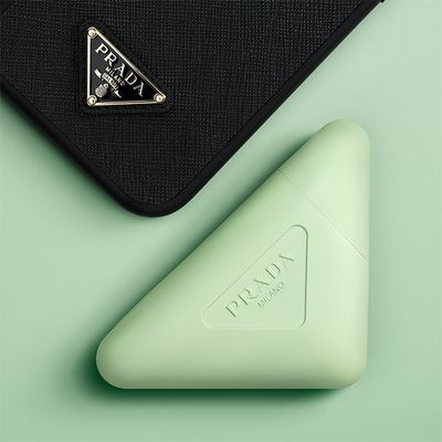 プラダ ハンド トリプルケア ハンドクリーム 8030円／プラダ ビューティ