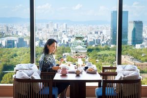 吉田 羊さんと「パティーナ大阪」へ。大阪城を望む絶景と唯一無二のホテル体験