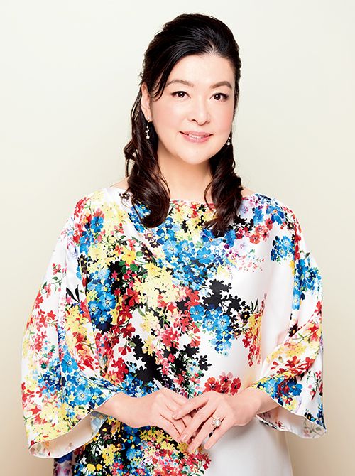 ワンピース(参考商品)/ポールカ(アオイ)ピアス46万6400円/ニナ リッチ(エスジェイ ジュエリー)リング48万9500円/キノシタパール