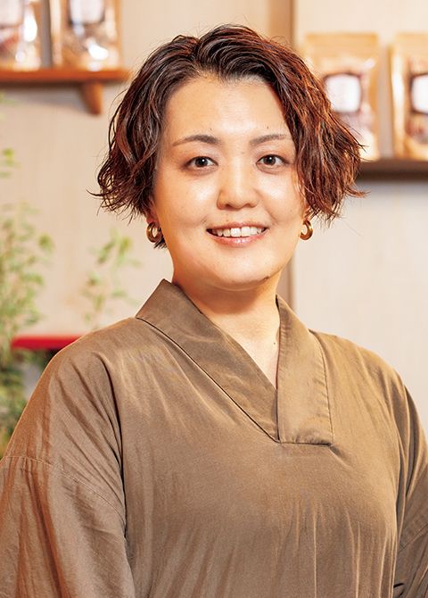 2001年からリラクセーション業界に入り、10年に夫とともに岩島鍼灸院を開業。鍼灸師として一般の人に東洋医学の面白さを学んでもらうための勉強会や、薬膳師と共同で養生教室などを開催してきた。24年に国際薬膳茶師の資格を取得し、体質・体調に合った薬膳茶の調合・販売も行っている。