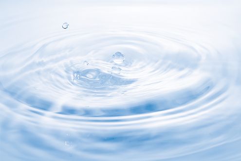 水に含まれるミネラルが健康を促進。疲れやむくみを軽減する水の飲み方とは？