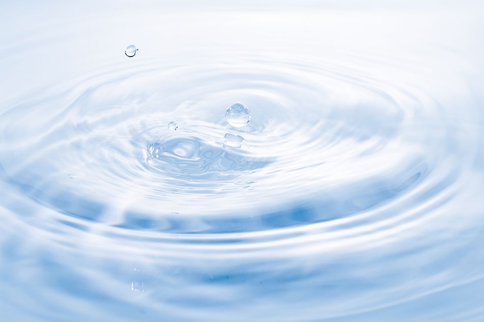 水に含まれるミネラルが健康を促進。疲れやむくみを軽減する水の飲み方とは？