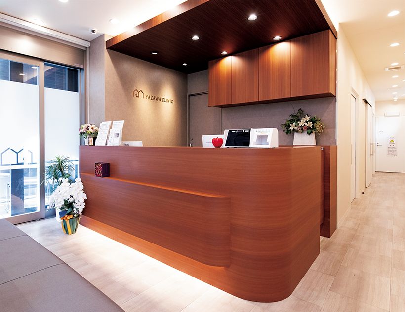 温かな雰囲気で患者を迎える受付。