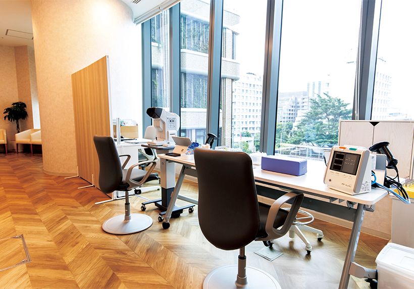 血圧測定や血液検査などを行う開放的な健康診断用のスペース（使用時はカーテンを閉める）。