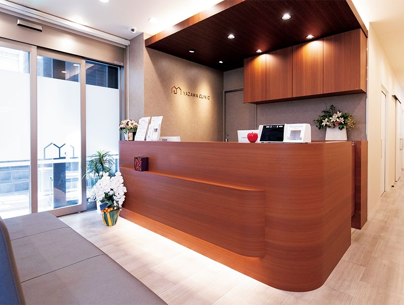 小田急線・東京メトロ千代田線代々木上原駅近くの矢澤クリニック渋谷。2階の受付と待合室に陽光が降り注ぐ。