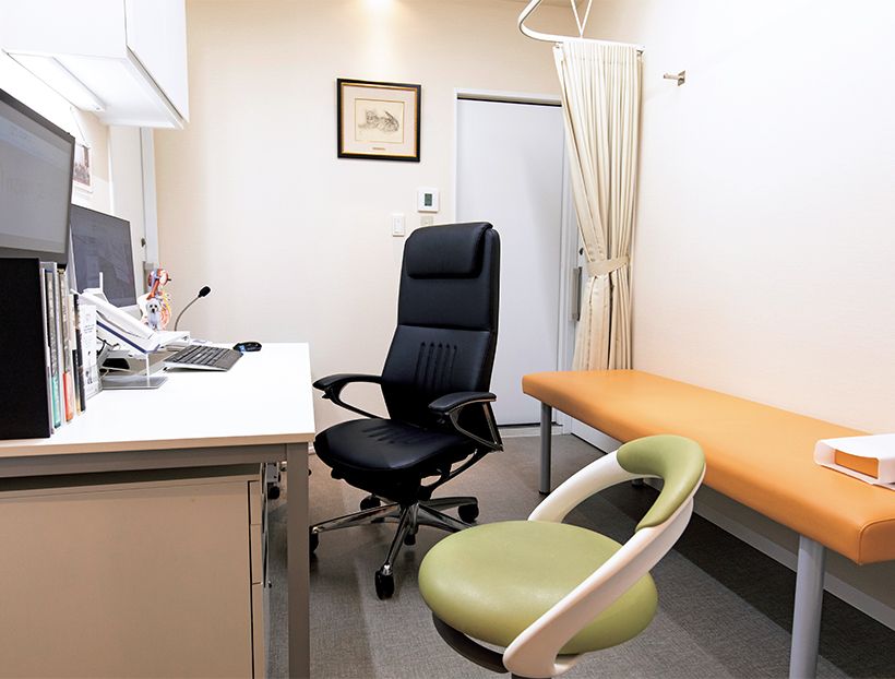 外来診療用の診察室。医師と患者はパートナー。それぞれの椅子も同じ方向を向いて置かれている。