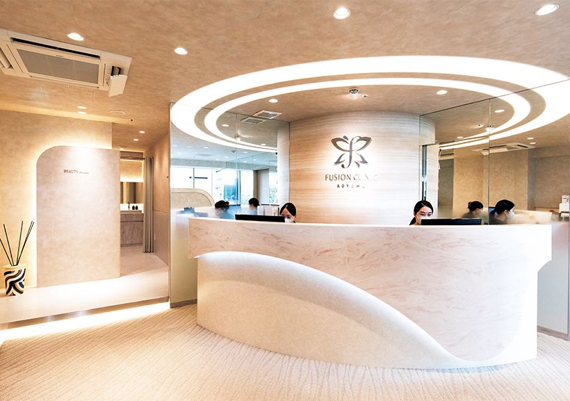 大きな窓から差し込む光が心地いい受付。キッズルームもあり、小児科の受診も可能。