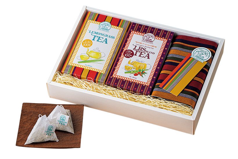「レモングラスティー」と「LRSブレンドティー」各1箱（2グラム×8袋入り）、ランチョンマット2枚、しおりが入った「ハーブティーギフト」5830円。