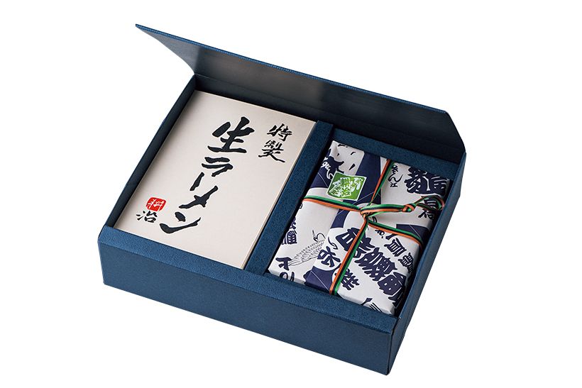 調理場で丁寧に手作りされる味をご自宅で堪能。右・高級感のある化粧箱入りで、贈り物にも最適な「特製生ラーメン（2人前／麺、スープ、叉焼、メンマ、ネギ）・高級シューマイ（12個入り）ギフト」6334円。