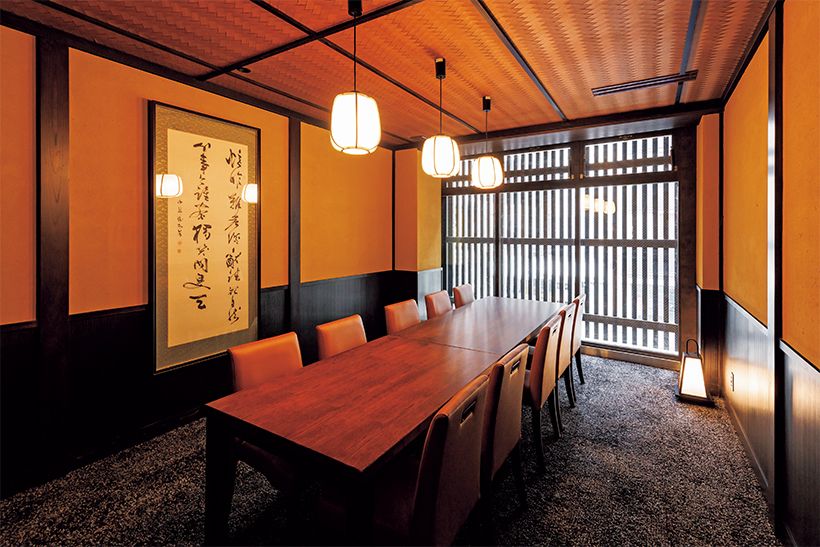 本店2階の個室。江戸末期の趣を彷彿させる店内の随所にアート作品が飾られている。エリア一帯の火災で全焼してしまった本店は、2025年夏に再建されてよりゆったりとした時間を過ごせる空間に。