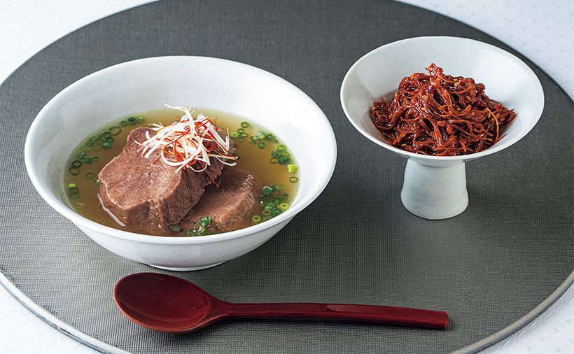 右は細かく裂いた牛タンを特製辛みだれとあえて熟成させた、おつまみやご飯のお供にぴったりな「牛タン辛み」80グラム700円。左はお好みでねぎや糸唐辛子をトッピングしていただきたい、「ほろほろ牛タン」350グラム2300円。