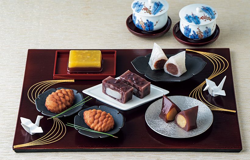 左下から時計回りに、松笠ひろい（「冬ハレ」シリーズのみの取り扱い）、季折、深山守、栗山家、あも。一斉に盛りつければ、和風アフタヌーンティーのような華やぎ感が楽しめる。