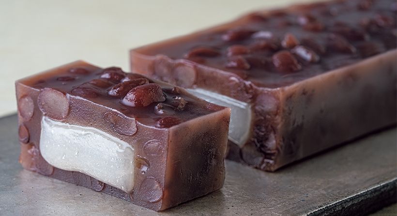 柔らかな羽二重餅を粒あんで包み込んだあも。