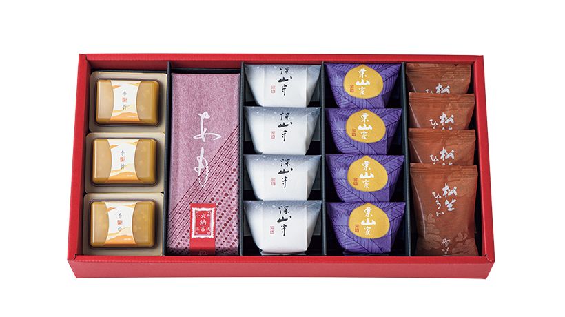 季折3個、あも1本、深山守4個、栗山家4個、松笠ひろい4個を詰め合わせた「冬ハレ 匠AGF-50」5400円（オンラインは2025年12月31日、店頭は2026年1月初旬まで販売）。