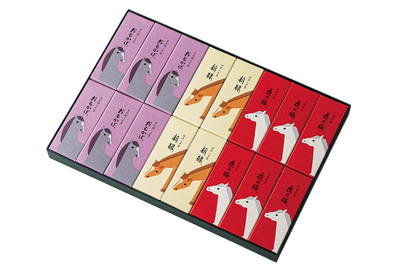 手軽さが人気の小形羊羹。2026年の干支である午の姿を配したパッケージは、1月中旬までの期間限定販売（なくなり次第終了）。「夜の梅」と「おもかげ」各6本、「新緑」4本が入った「干支パッケージ小形羊羹16本入」5400円。