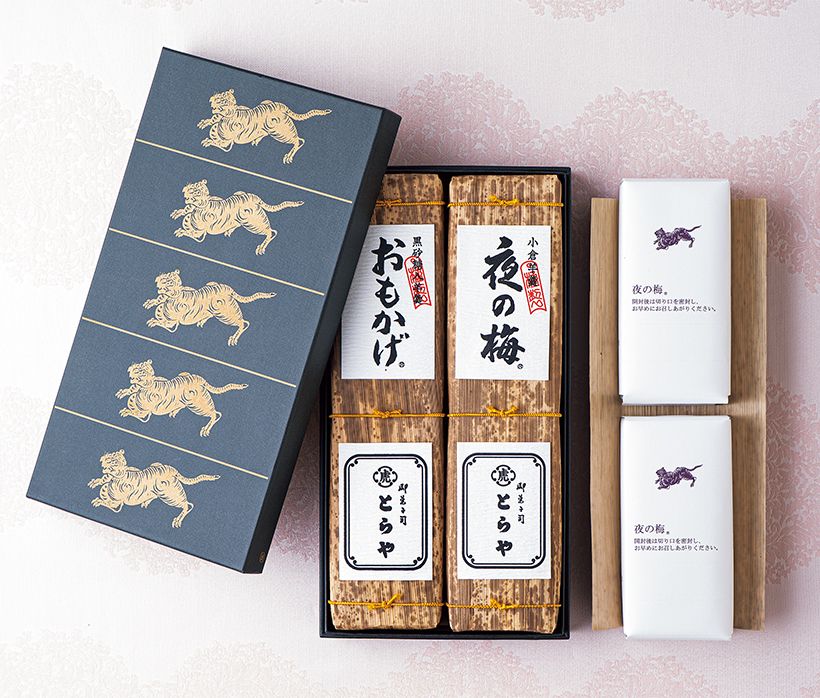 竹皮に包むのは、江戸時代の御用記録にも残る伝統のスタイル。中に2つの羊羹が入っている。「竹皮包羊羹2本入」6264円。