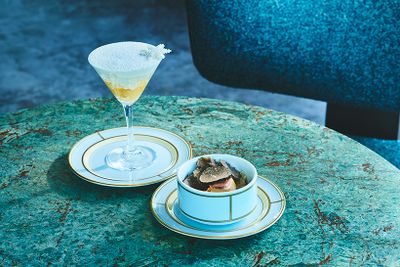 オプションの特製メニュー。左「純白のクープ　洋梨とブルーベリー アーモンドのグラス」　右「黒トリュフとフォアグラのリゾット ソースペリグー」。