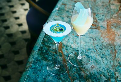 同期間に提供される「ニューヨーク ホリディ カクテル」。左「ザ・バード」、右「ギフテッド ラップト※ノンアルコール対応可」。