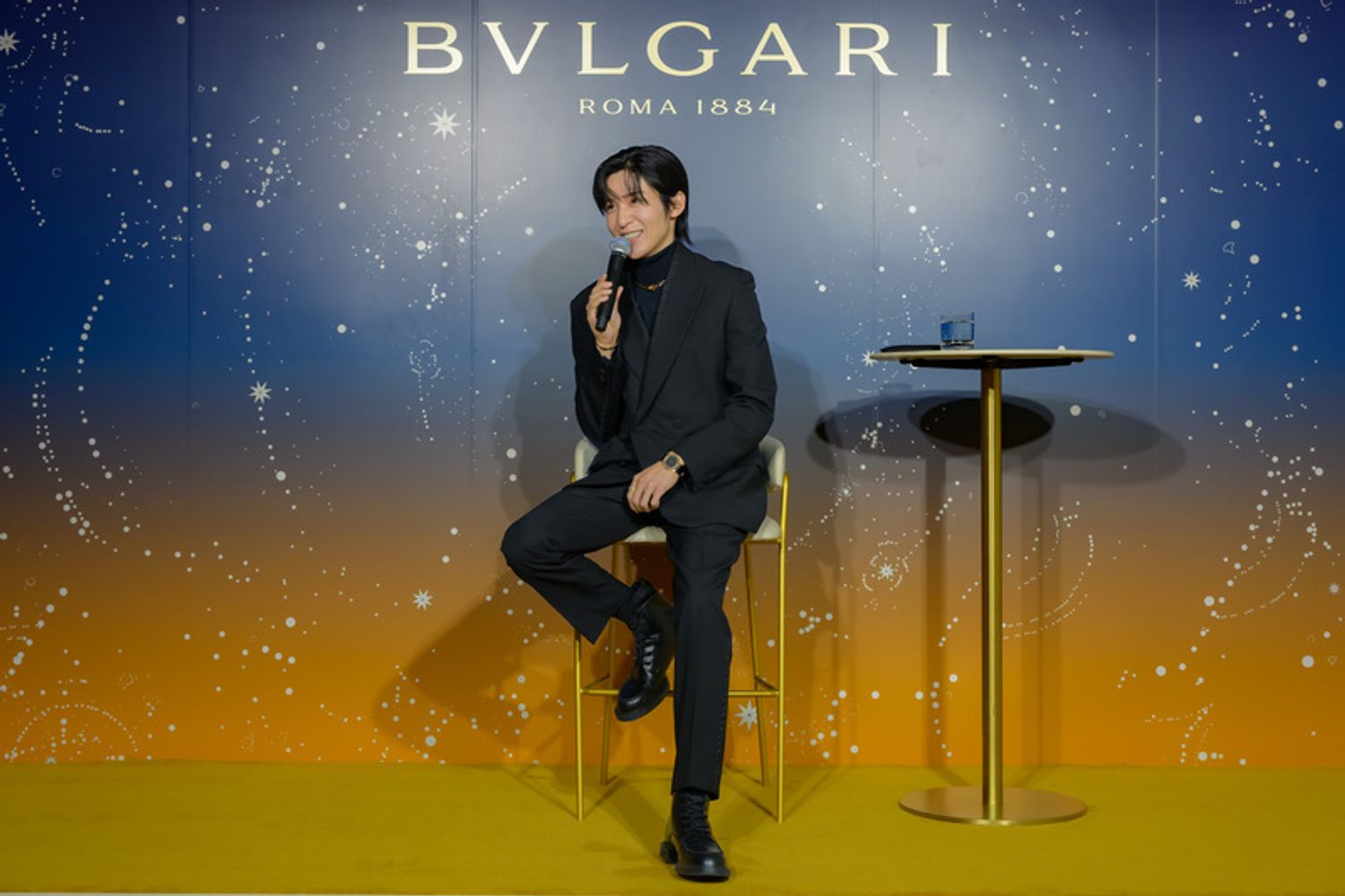 黒のスーツにハイネックを合わせたシックな装いで登場した目黒蓮さん。