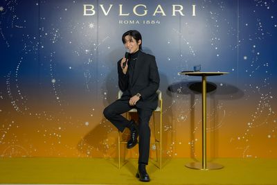 黒のスーツにハイネックを合わせたシックな装いで登場した目黒蓮さん。