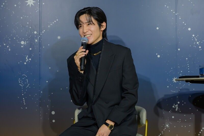 爽やかな笑顔を見せる目黒蓮さん。