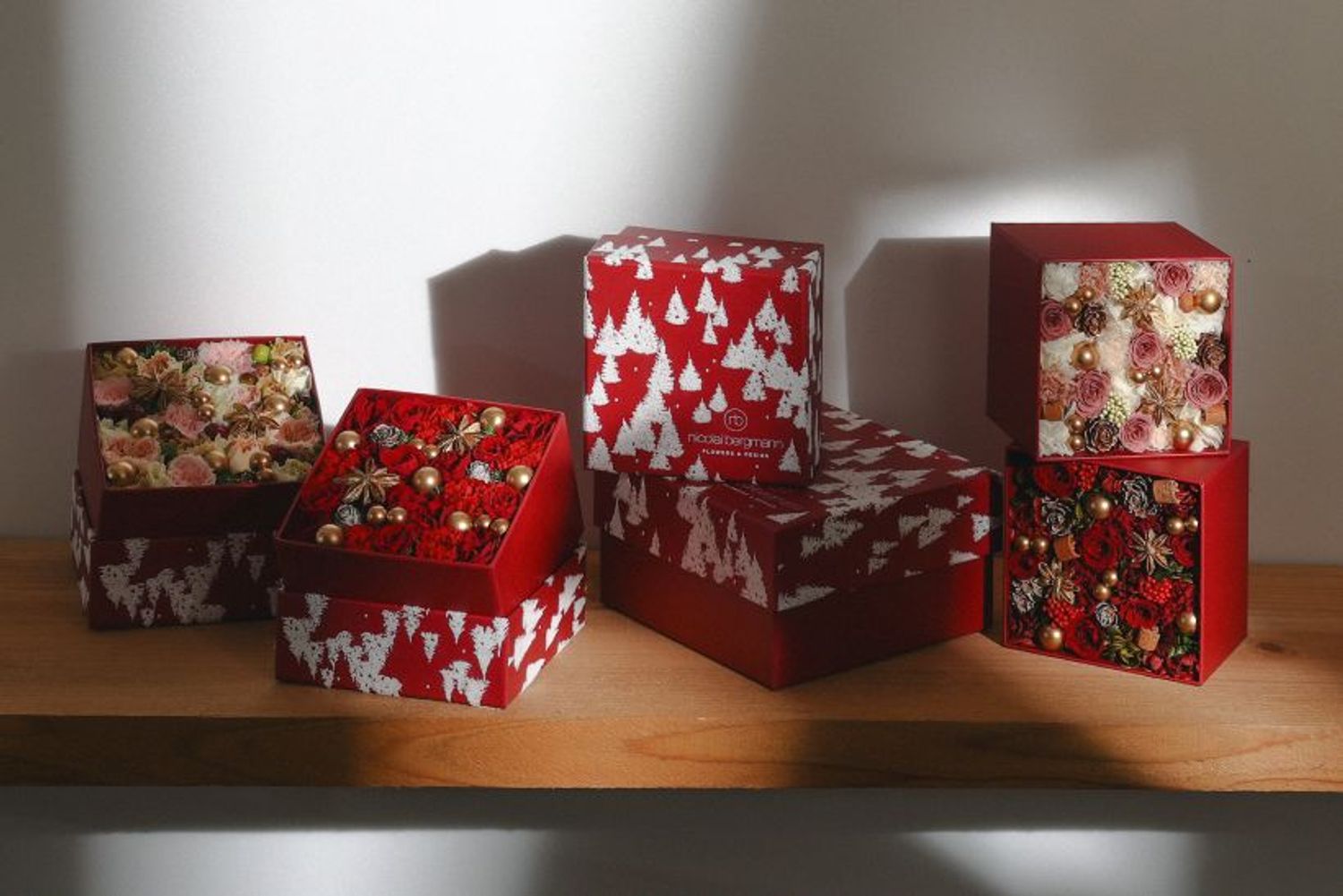 左2点が、ウィンター限定フレッシュフラワーボックス「スノーリット パインズ」 Sサイズ（幅11×奥行き11×高さ9センチ）各7150円。右2点が、プリザーブドフラワーボックス Sサイズ（幅11×奥行き11×高さ9センチ）各1万5400円。