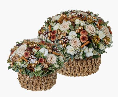 ウィンター限定フレッシュフラワーアレンジメント「ナチュラル グレイス アレンジメント」　Sサイズ（径27×高さ23.5センチ）2万2000円 ／ Mサイズ（径32×高さ29センチ）3万3000円。
