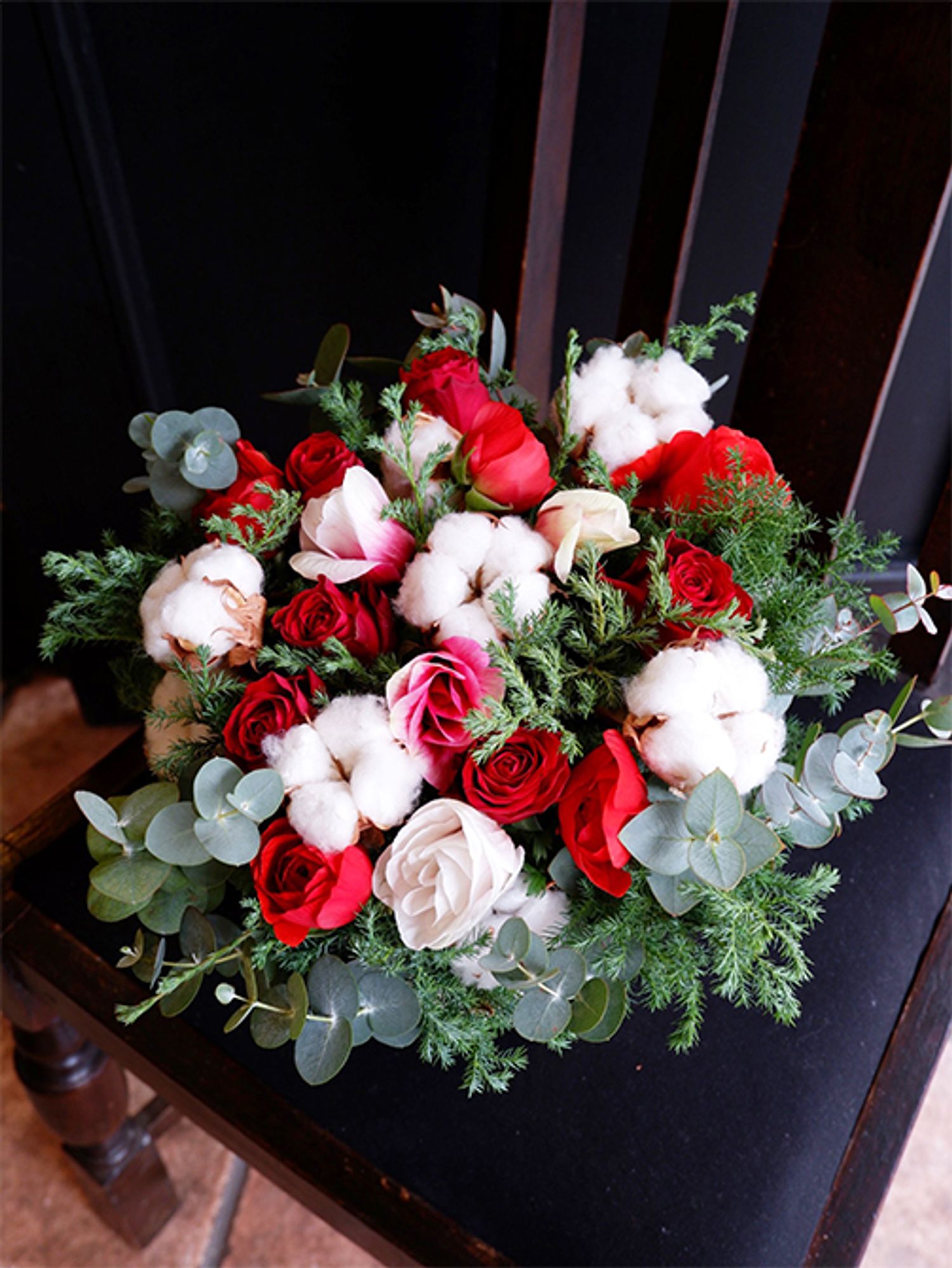 バラ‘ブリランテ’とアネモネ‘レッドバイカラー’、ラナンキュラス‘茜てまり’と異なる花の赤を集め、コットンツリーやアネモネ‘ミストラル プラス ホワイトセンターブラック’の白と対比させたアレンジです。花によって赤の印象が異なるので、種類を増やすと美しいグラデーションを描けます。