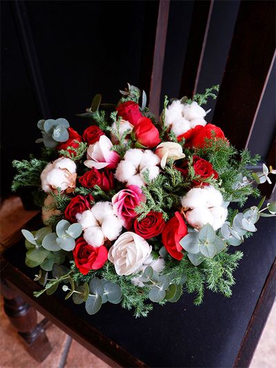 バラ‘ブリランテ’とアネモネ‘レッドバイカラー’、ラナンキュラス‘茜てまり’と異なる花の赤を集め、コットンツリーやアネモネ‘ミストラル プラス ホワイトセンターブラック’の白と対比させたアレンジです。花によって赤の印象が異なるので、種類を増やすと美しいグラデーションを描けます。