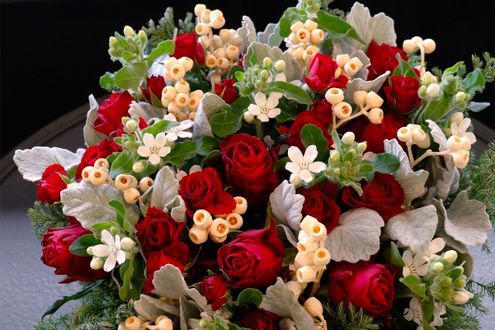 上品な「赤バラ」に感謝の気持ちを込めて。1年の最後に贈りたいブーケ&アレンジメント10選