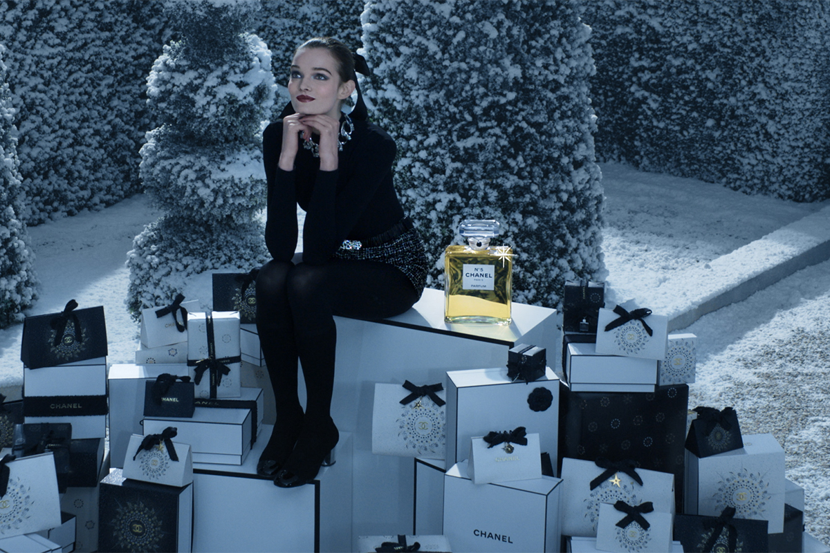 シャネル」がホリデー限定イベントを開催。魔法のシンボルがまたたく