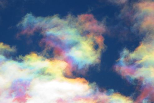 虹色に輝く「彩雲」。縁起のよいこの雲に出合いやすいタイミング【「空を見上げて365」連載スタート】