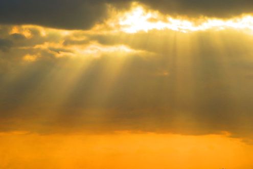 「天使の梯子」とは雲の切れ間から光が差す現象。神々しい空の名前の云われとは