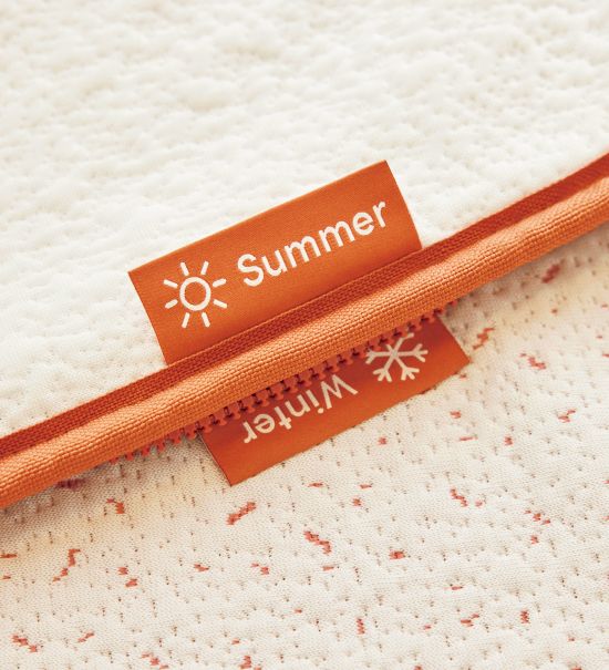 季節に合わせて付け替えられるカバーも特徴の一つ。夏はさらっとした冷感素材で汗ばむ夜も快適に、冬はやわらかなキルティング生地であたたかく包みます。