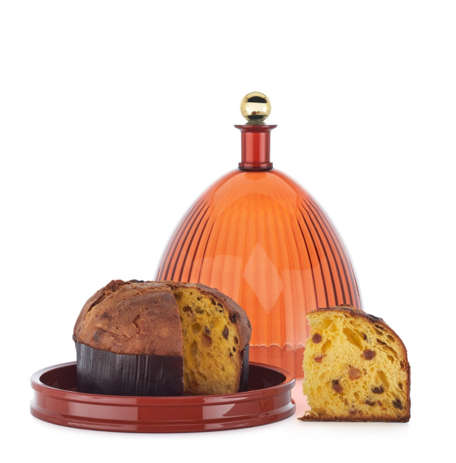 ケースにぴったりおさまるパネットーネ。約200年にもわたって受け継がれてきた伝統の味わい。