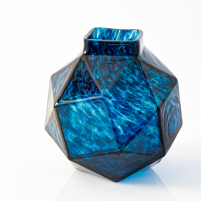 置くだけで空間の印象が変わる、瑠璃色のガラス花器【家庭画報のお