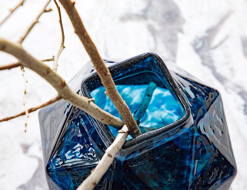 花器の口が四角形で高さがあるため、枝や花の茎が角で止まりいけやすい。