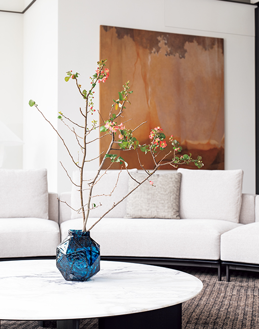 置くだけで空間の印象が変わる、瑠璃色のガラス花器【家庭画報のお