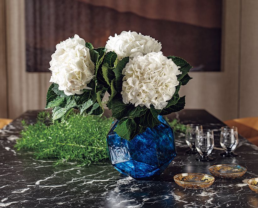 白の大輪紫陽花を入れてダイニングテーブルの中央に。花器にしっかりした重みがあるため、ボリュームのある花も安定していけられる。