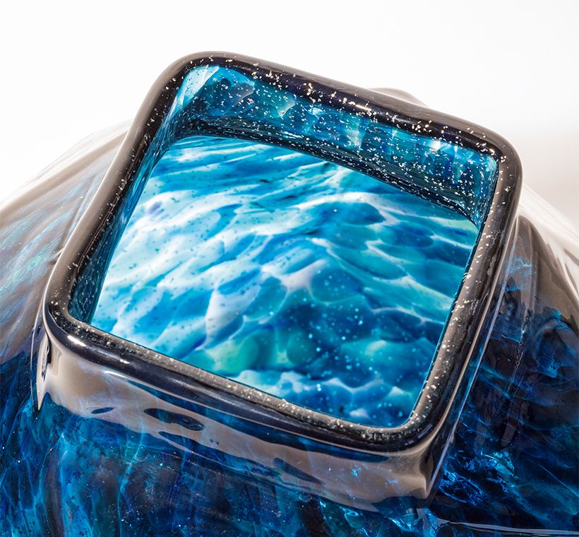 銀色に光る雲母は、角度によって見え方が変わる。口の角の丸みは、はさみで一つ一つ調整し、揺らぎを表現する。