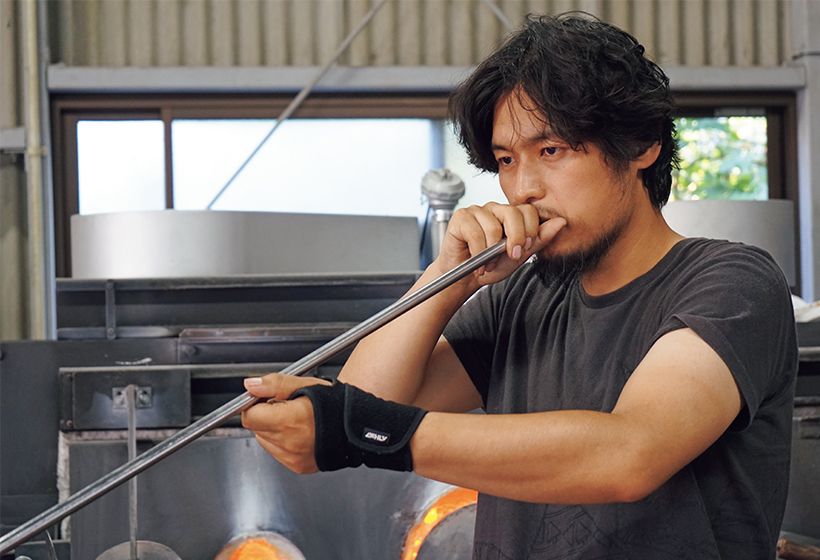 岡山県倉敷市の吹きガラス工房「ぐらすたTOMO」代表。ガラスにアルミを溶着させる技法や、銀の還元反応を利用した技法などを用いた独創的な表現が魅力。伊勢丹や髙島屋での個展をはじめ、幅広く活躍する。