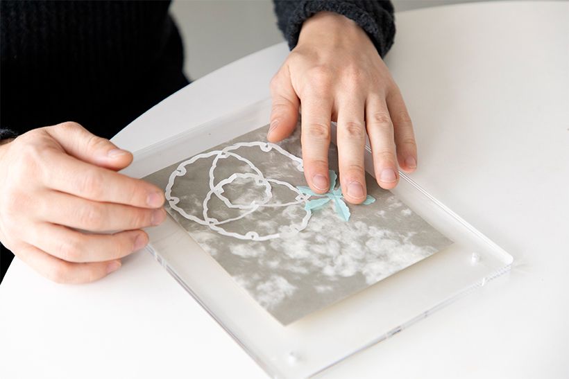 まるで雪景色のような手漉きの越前和紙をベースに、「三つ組雪輪」と「初雪」をバランスよくレイアウト。