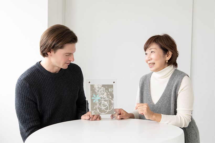 アクリルフレームにセットして、村雨さんのオリジナルのクリスマスのアートボードが完成しました。