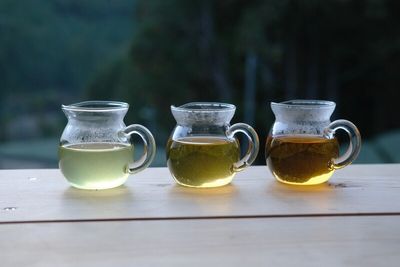 写真左から静岡茶を使用した緑茶、ほうじ茶、和紅茶。