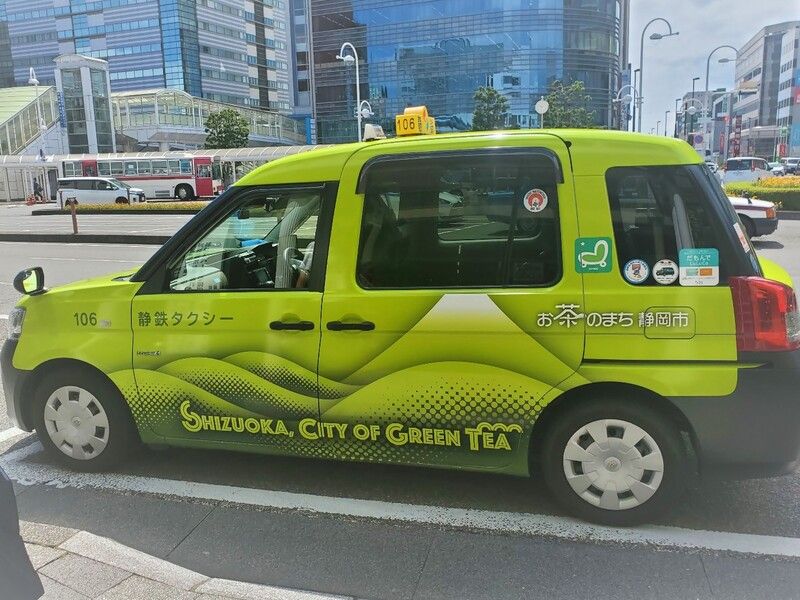 期間限定で運行するお茶のラッピングタクシー