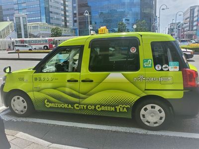 期間限定で運行するお茶ラッピングタクシー